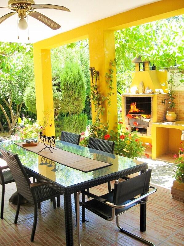 Outdoor dining - Comfortable house with private pool in the middle of nature (Teba)