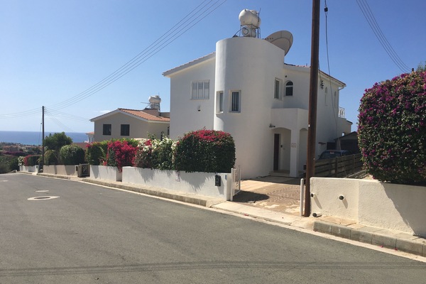 Villa Mariposa located in cul-de-sac with sea and mountain views. 2 car drive.