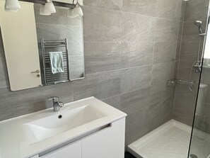 Ensemble douche/baignoire, sĂšche-cheveux, serviettes fournies, savon