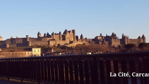 A historic cityscape with a prominent castle. - Villa with private pool in Carcassonne town, quiet area with castle views (Carcassonne)