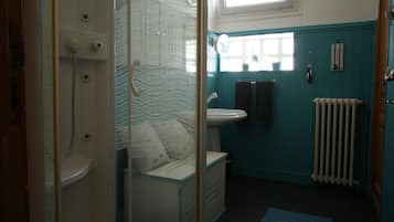 Douche, sèche-cheveux, serviettes fournies