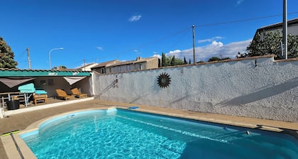Villa avec piscine privée dans la ville de Carcassonne, quartier calme avec vue sur le chùteau