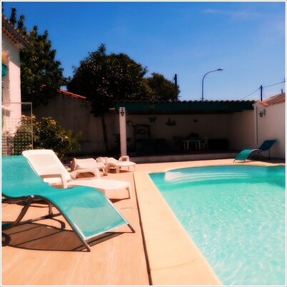 Villa with private pool in Carcassonne town, quiet area with castle views
