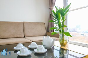Deluxe Apartment, 2 Bedrooms, Bay View | Living room | 32-inch TV with cable channels