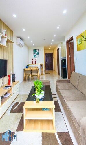 ดีลักซ์อพาร์ทเมนท์, 2 ห้องนอน, วิวอ่าว | ห้องนั่งเล่น | ทีวี 32 นิ้ว พร้อมช่องเคเบิล