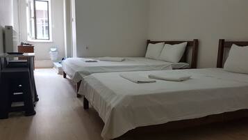 Habitación triple estándar | Escritorio, wifi gratis, ropa de cama