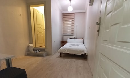 Escritorio, wifi gratis y ropa de cama