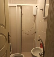 Shower, rainfall showerhead, free toiletries, hair dryer