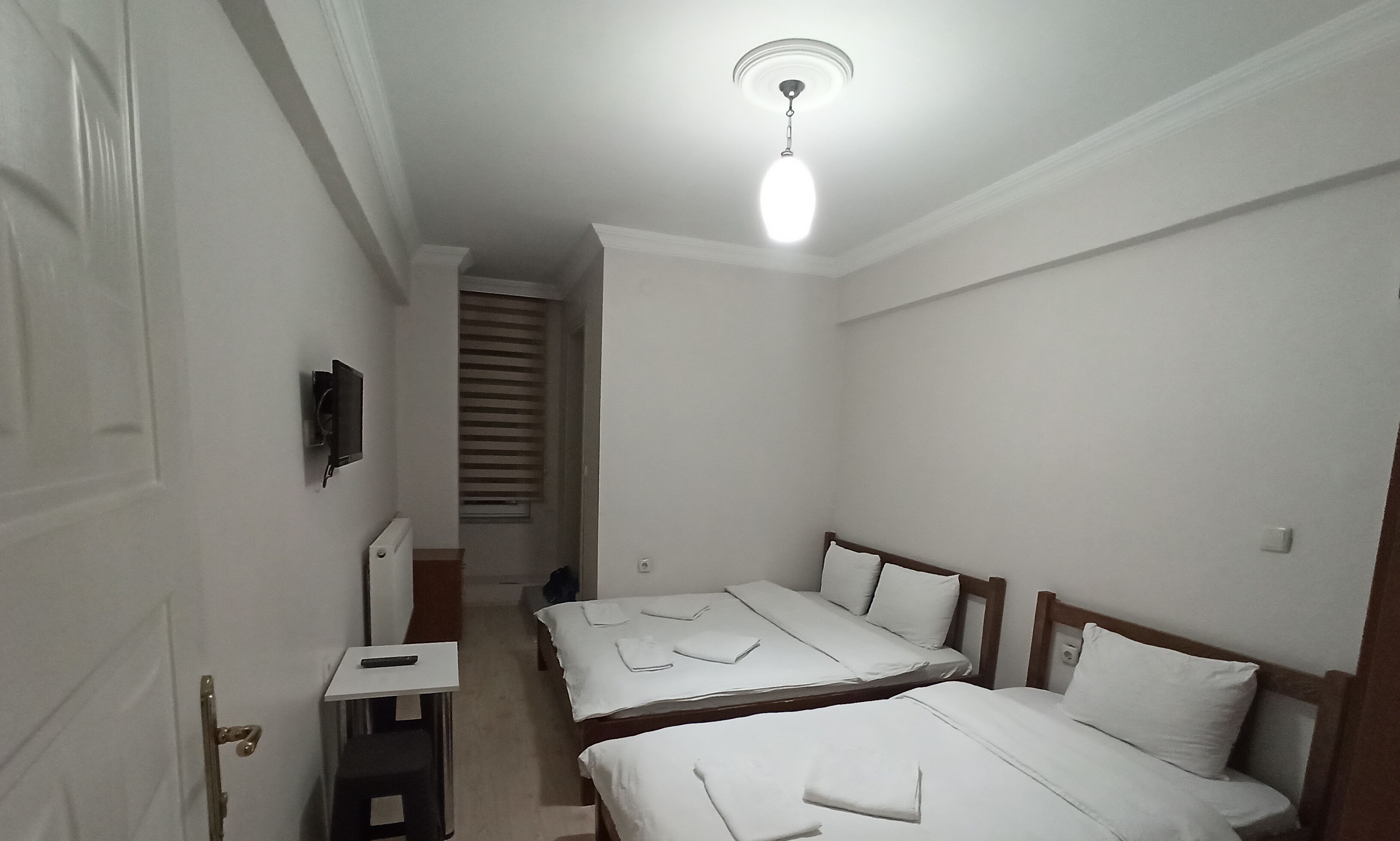 标准三人房 | 办公桌、免费 WiFi、床单