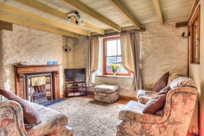 Smart TV, fireplace, DVD player, books - Mona's Cottage - Private Parking, Sea Views, Garden & Close To Harbour & Beach (St Austell)