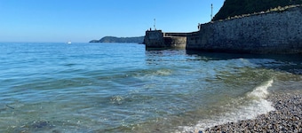 Mona's Cottage - Private Parking, Sea Views, Garden & Close To Harbour & Beach