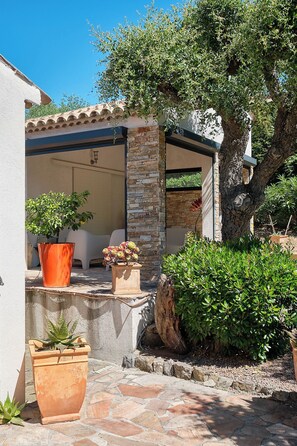Property grounds - 400m from the sea, Villa with splendid sea view, heated infinity pool (Fréjus)