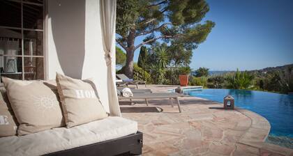 400 m del mar, Villa con espléndidas vistas al mar, piscina infinita climatizada