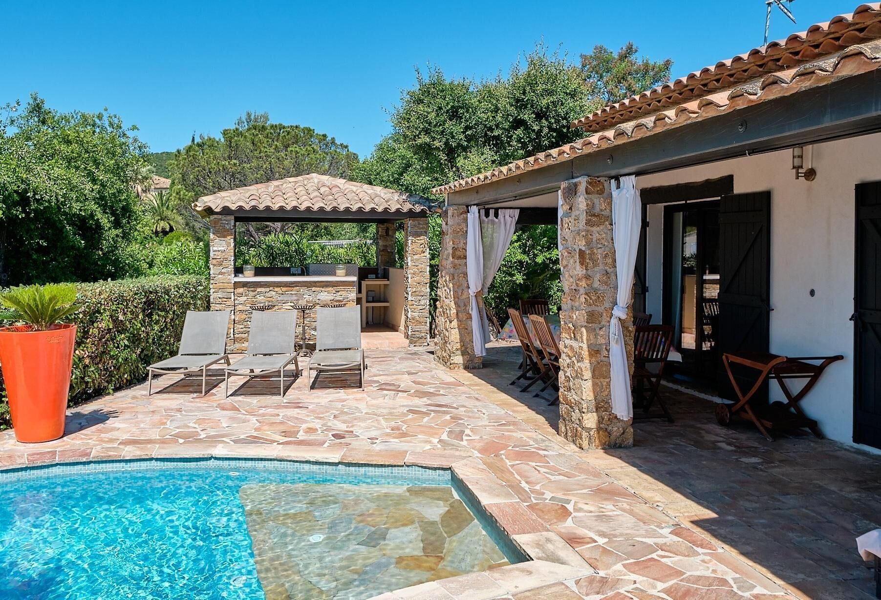 Villa La Crespina : piscine, cuisine extérieure , terrasse sud