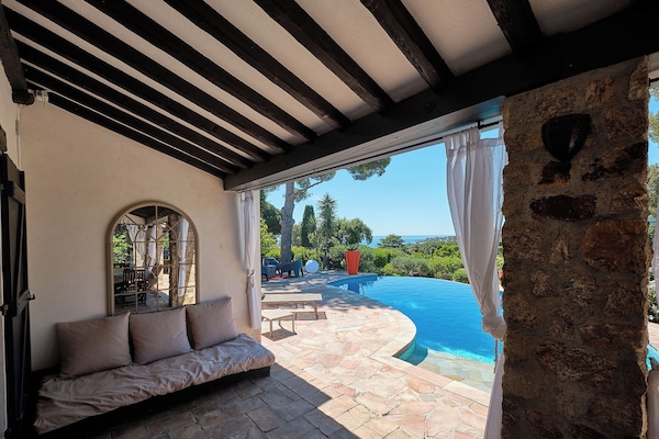 Villa La Crespina : Vue piscine et mer sur terrasse sud
