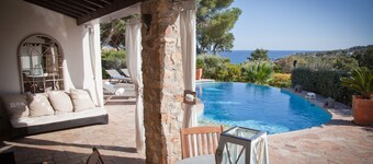 400m from the sea, Villa with splendid sea view, heated infinity pool