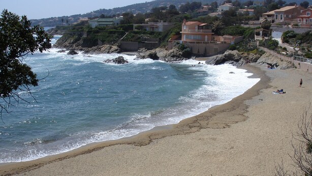 A beach with a rocky shoreline, a few people, and houses in the background. - 400m from the sea, Villa with splendid sea view, heated infinity pool (Fréjus)
