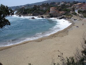 A beach with a rocky shoreline, a few people, and houses in the background. - 400m from the sea, Villa with splendid sea view, heated infinity pool (Fréjus)