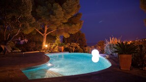Outdoor pool, a heated pool - 400m from the sea, Villa with splendid sea view, heated infinity pool (Fréjus)