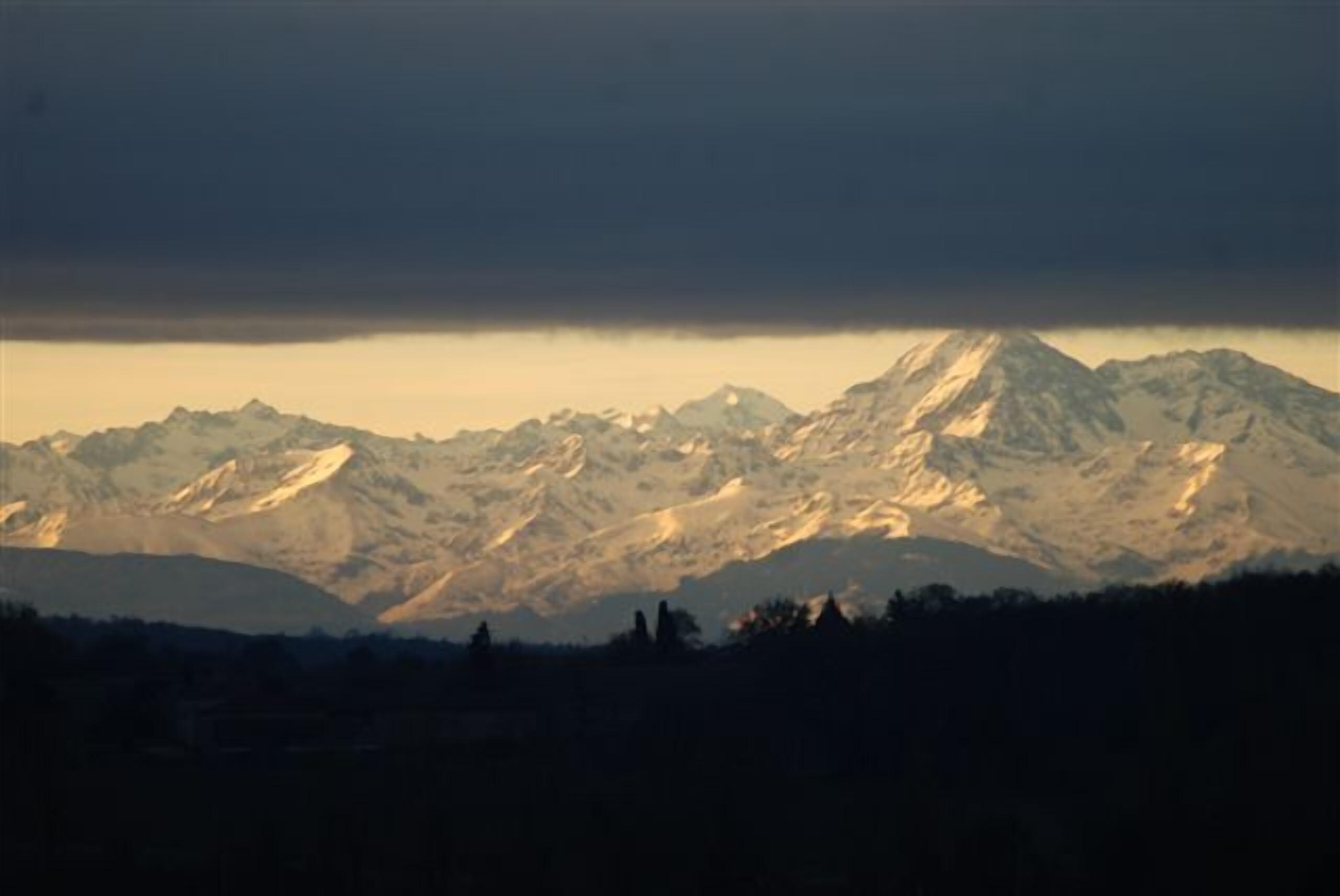 Una cordillera con un valle en primer plano.