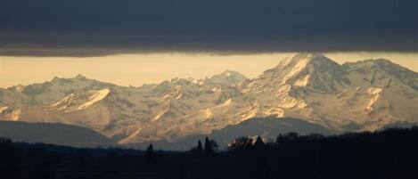 Una cordillera con un valle en primer plano.
