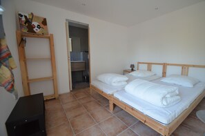 4 habitaciones, tabla de planchar con plancha y internet 