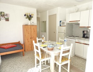 Køleskab, mikrobølgeovn, ovn, kogeplade