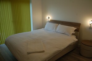 3 habitaciones, tabla de planchar con plancha y cuna de viaje 