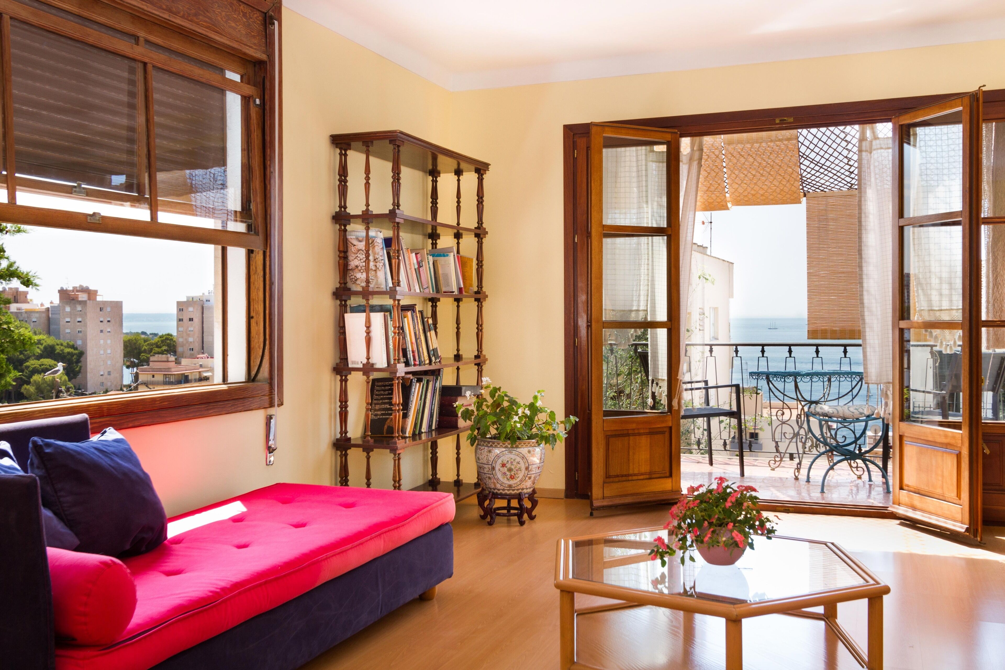 Garden villa with sea views. 5 min drive from Palma downtown walking to beach