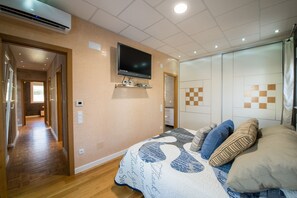 2 quartos, ferros/tábuas de passar roupa, berço de viagem