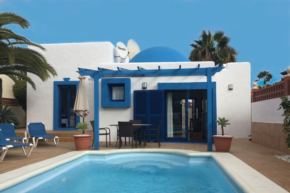 Corralejo - Private Detached Villa with own Pool, BBQ area & Pergola