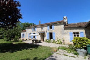 The "front of house", a truly classic Charentaise Maison de Maitre. 