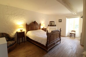 6 bedrooms, iron/ironing board, travel cot, free WiFi