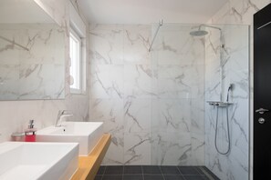 Villa | Bathroom | Jetted bath, free toiletries, hair dryer - Beachfront Luxury Villa (Marina)