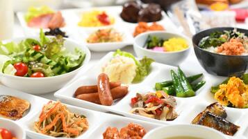 Päivittäinen buffetaamiainen (1300 JPY per henkilö)