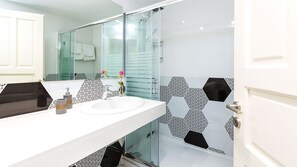 Combined shower/tub, hair dryer, towels