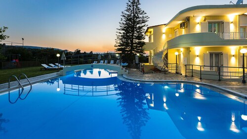 Piscine de 90m2, football, basket-ball, gymnase, aire de jeux, volley, ping-pong et bien plus encore 