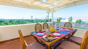 Outdoor dining - 90m2 Pool, Pool, basket, playground, soccer, volley and more! (Rethymno)