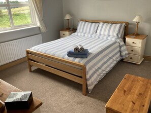 3 bedrooms, iron/ironing board, free WiFi, bed sheets - Larchfield, at the centre of the unique North Antrim Coast (Bushmills)