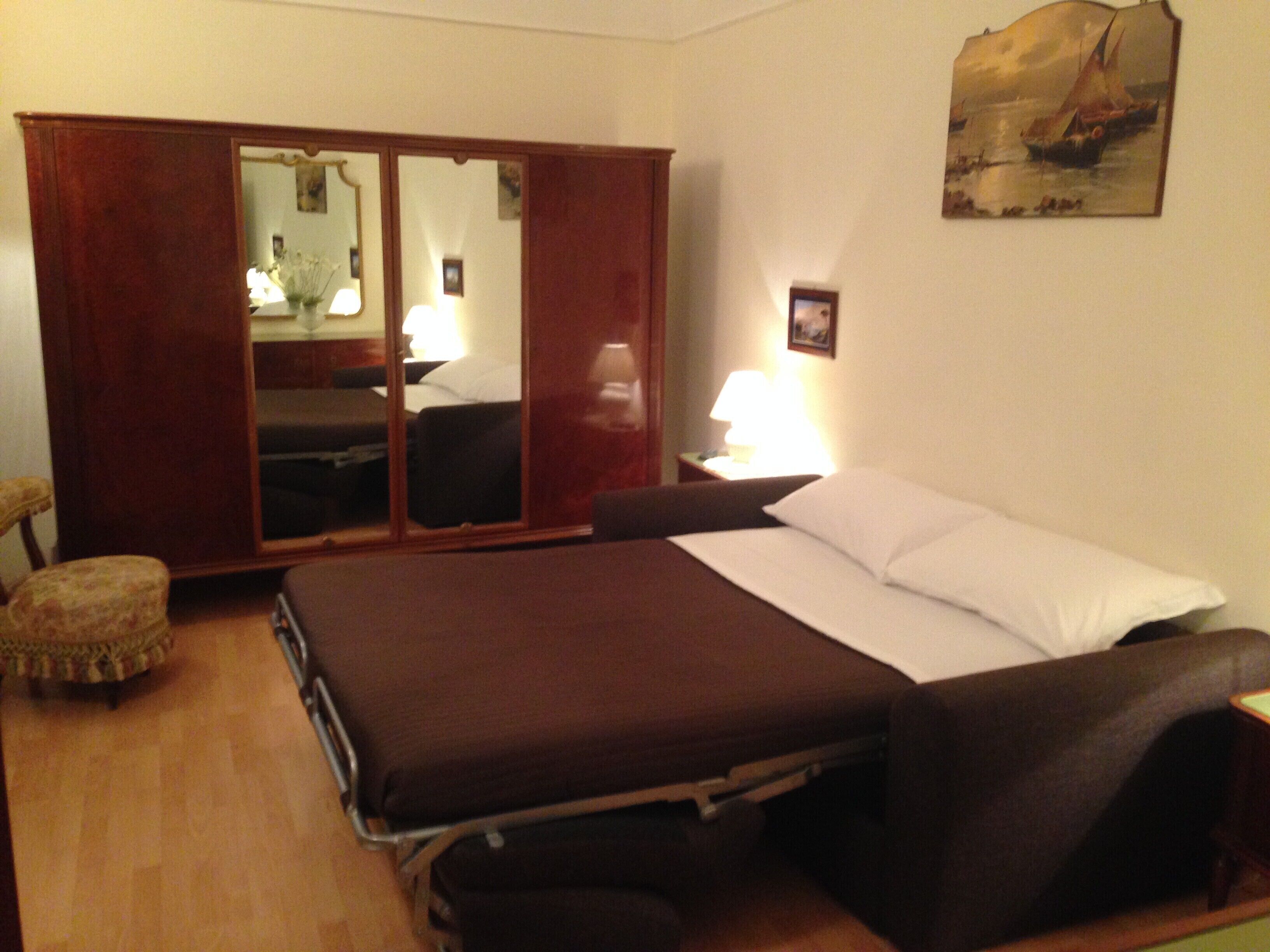 3 bedrooms, desk, iron/ironing board, travel crib