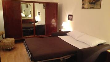 3 bedrooms, desk, iron/ironing board, travel crib