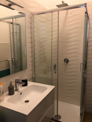 Shower, hair dryer, bidet, towels - Nice apartment with a large terrace behind Piazza del Plebiscito (Napoli)