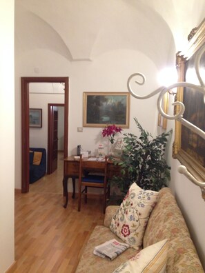Smart TV, books, offices - Nice apartment with a large terrace behind Piazza del Plebiscito  (Napoli)