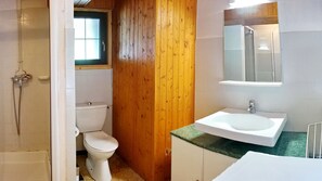 Douche, séchoir à cheveux, savon, papier de toilette