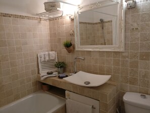 Bañera, secador de pelo, toallas y jabón