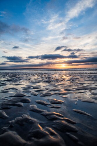 Fab big house near Devon’s surf beaches. Village centre and well equipped.