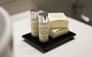 Combined shower/bathtub, hair dryer, towels, soap