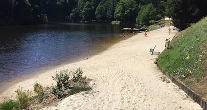 Large converted barn, Sleeps 16, Private pool, Close to river beach