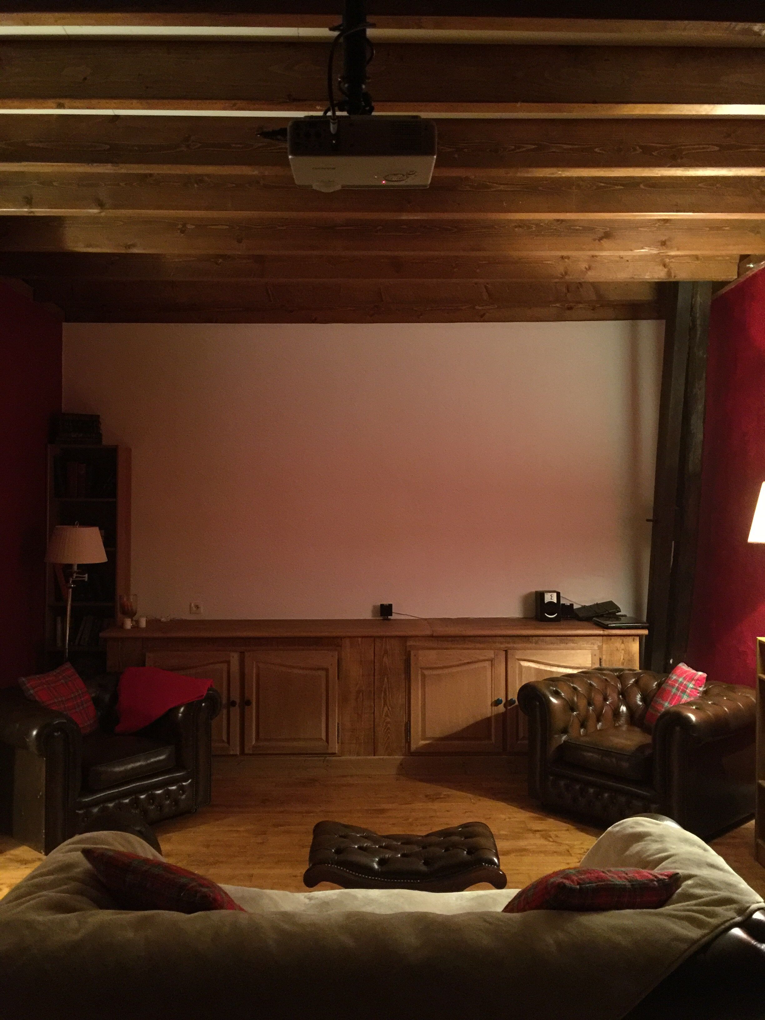 Beautiful converted barn, sleeps up to 16, private pool and close to river beach