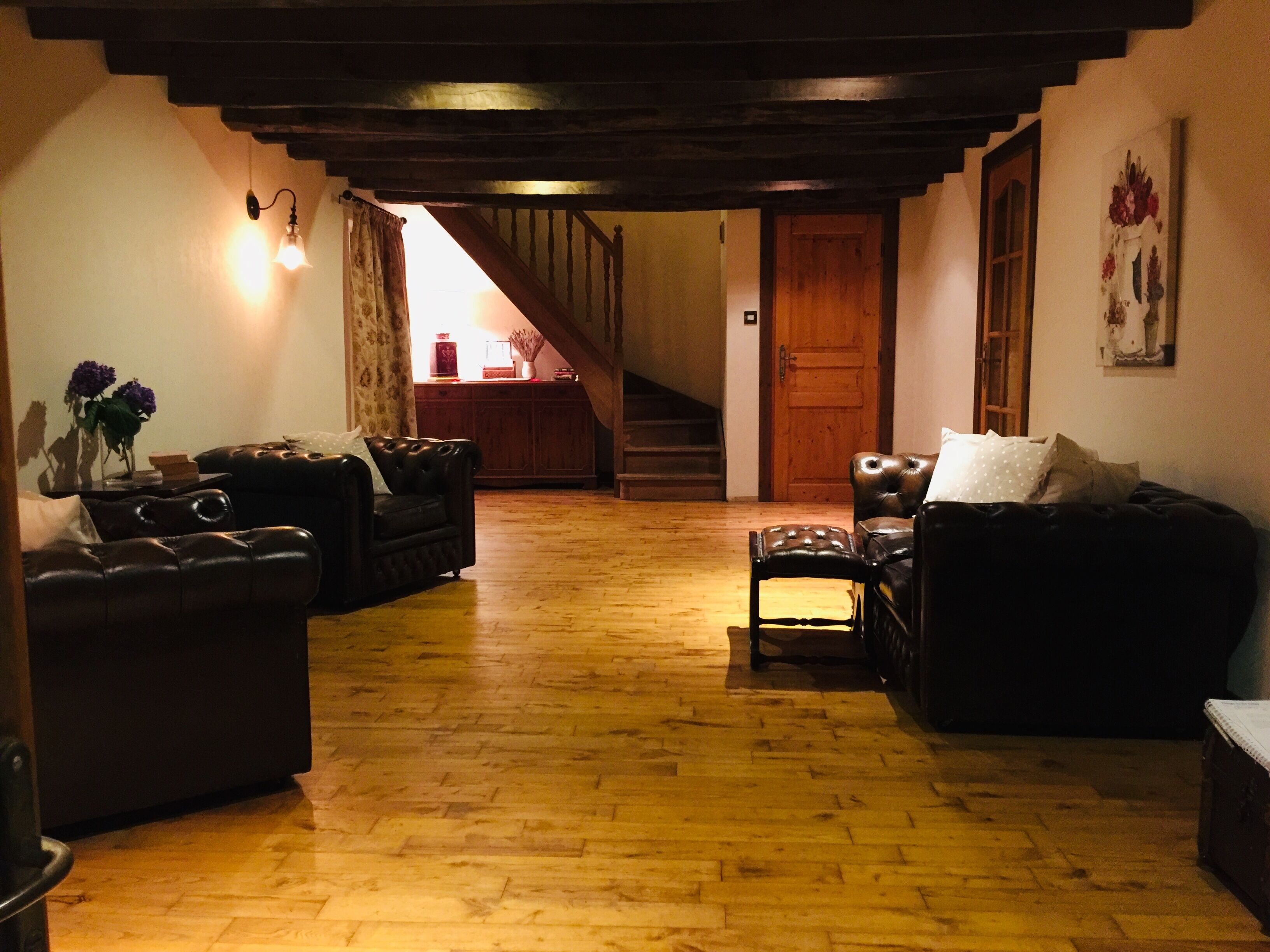 Beautiful converted barn, sleeps up to 16, private pool and close to river beach